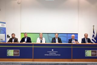 Το πάνελ του θριάμβου κατά την προχθεσινή ανακοίνωση της συμφωνίας από το υπουργείο Περιβάλλοντος και Ενέργειας